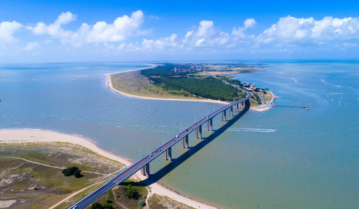 Vue aérienne sur le pont de l'île de Noirmoutier, en Vendée.